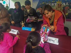Vivian Alegría, directora de Asuntos Comunitarios y Fundación Coca-Cola., durante la entrega de juguetes.