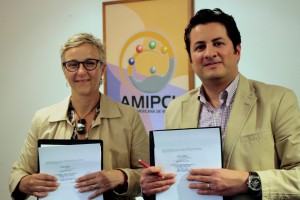 Mónica Duhem, representante legal HearColors y Julio César Vega, director de la Amipci