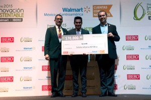 Jorge Ibáñez, director del Departamento de Ingeniería y Ciencias Químicas de la UIA; Santiago Gutiérrez, ganador del Premio de Innovación Sustentable Walmart + Ibero 2015; Juan Carlos Camargo, gerente divisional de Ecología de Walmart de Mexico y Centroamérica.