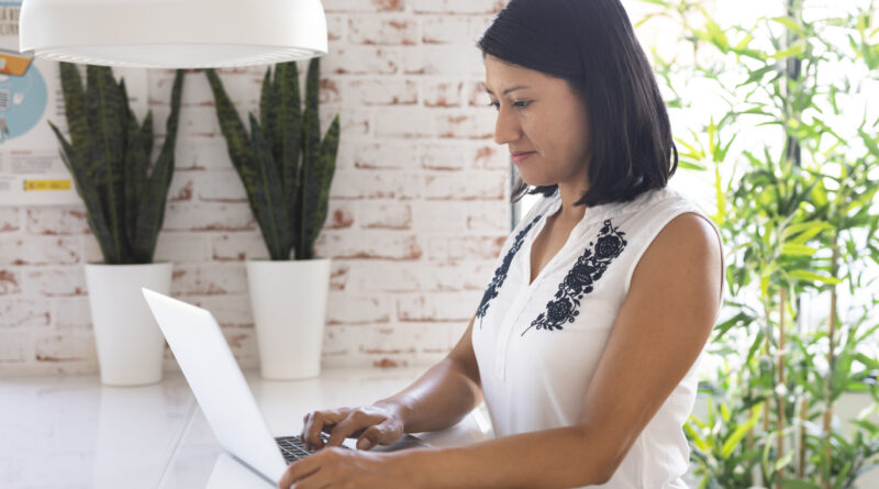 Mujeres priorizan bienestar y cuidado familiar al elegir un trabajo